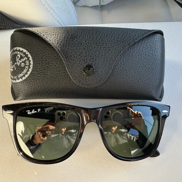 Authentic Ray-Ban Wayfarer Polarized Black Sunglasses with Case - Picture 1 of 10